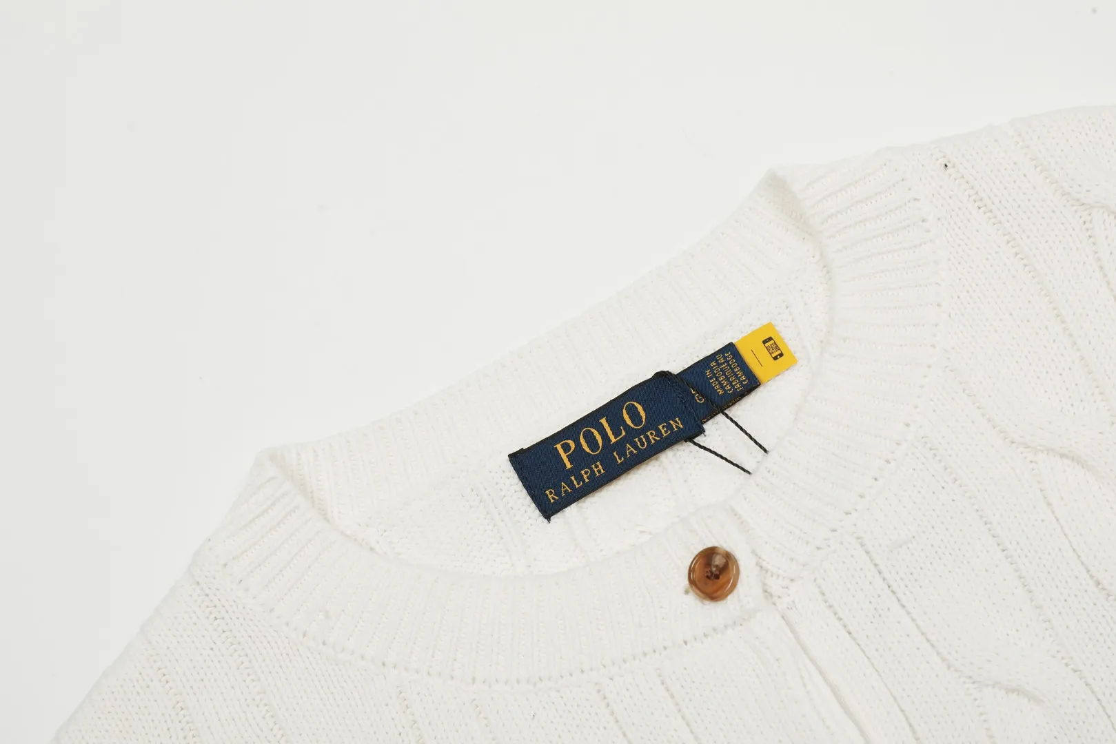 🅿️230 "Top quality" Style number: DS006# [Ralph Lauren round neck solid color pony embroidered logo twist knitted cardigan] ✅Ralph Lauren classic basic versatile knitted cardigan jacket for all seasons ✅Main supplier platform live broadcast Wholesale entity Replacement if out of stock No removal from shelves ✅ZP quality 1:1 version Scan code to enter the GF website Counter quality ✅Detailed quality The only one in Guangzhou Imported quality cotton yarn Focusing on high-end, cost-effective, and good quality. Needless to say, the version is restored to the original version. The maximum size can be worn up to 160 pounds. Loose, comfortable and stress-free. ✅The upper body is simple and easy to match. A must-have for goddess ootd. Good-looking clothes are never picky. A must-have in the goddess’ wardrobe. Size: S-XL. Color: Black, navy, off-white, gray, light blue, light pink, colorful blue, khaki, bright yellow, purple, Chinese red, turquoise green.